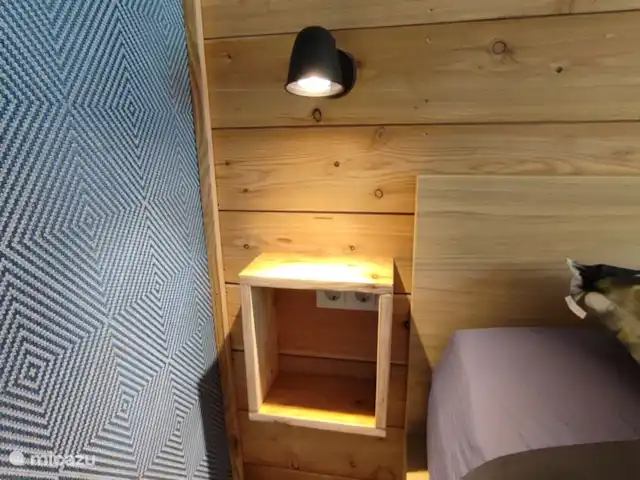 Fijn nachtkastje met stroomoplaadpunt.